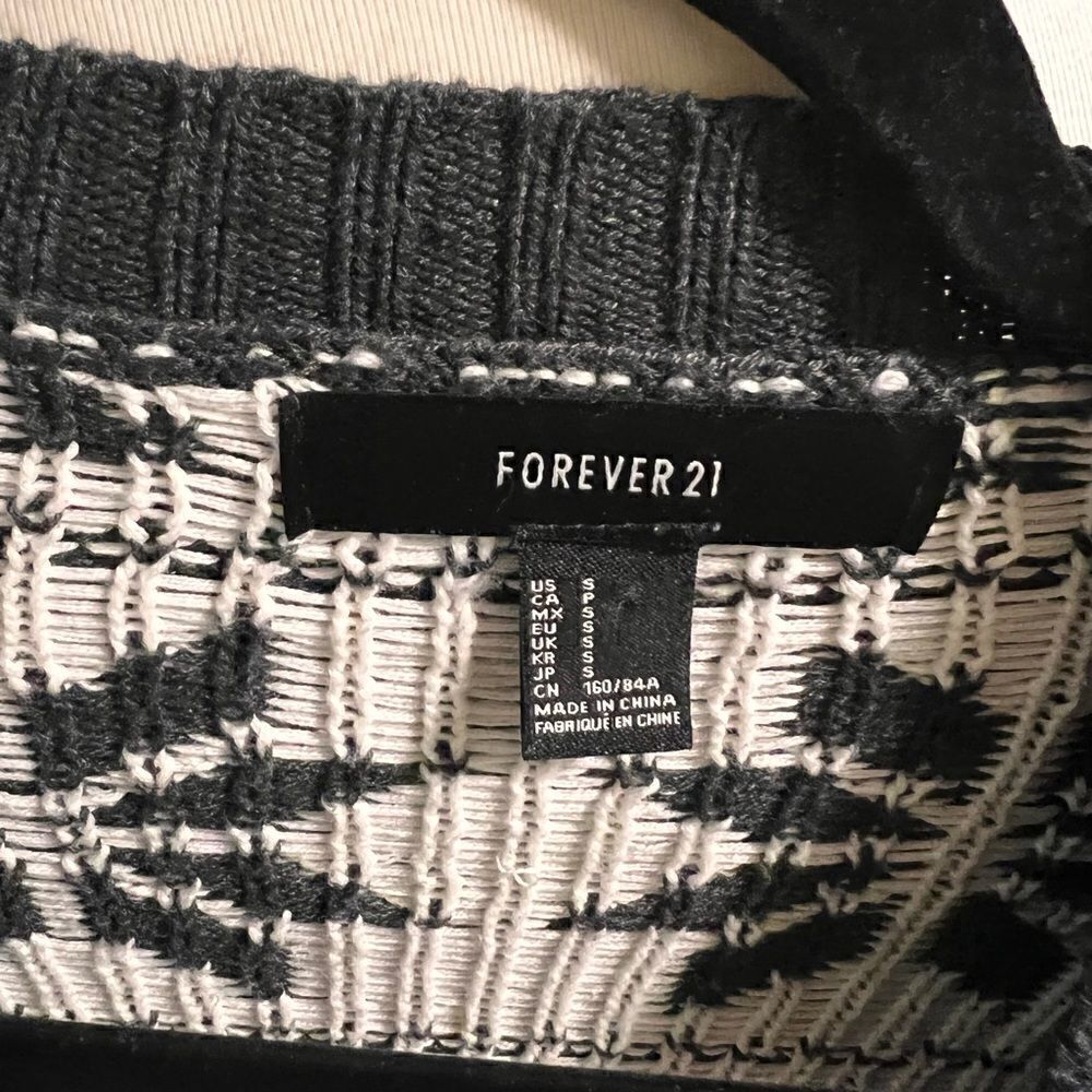 EUC Forever 21 Button Down Sweater Black & White Sweater Small C56 - Picture 4 of 5